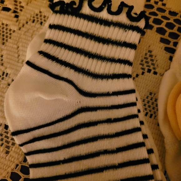2 PAIRS OF SOCKS, FOOTIES AND ANKLETS - Picture 5 of 9